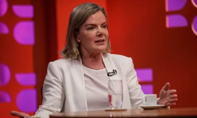 Gleisi Hoffmann crava futuro de Ronaldo Caiado em 2026: "Ficará na periferia da eleição polarizada"