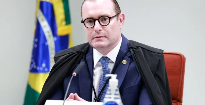 STF: Ministro Zanin condena ex-aluno de medicina por trote machista que obrigava calouras a "não recusarem coito"