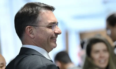 Flávio Bolsonaro Vira o Jogo: Vitórias Judiciais Contra o PT nas Redes Sociais na Pré-Campanha