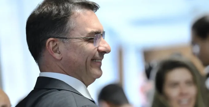 Flávio Bolsonaro Vira o Jogo: Vitórias Judiciais Contra o PT nas Redes Sociais na Pré-Campanha