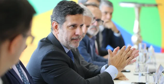 Lula Escolhe Leonardo Barchini, Ex-Capes, Para Ministro da Educação: Sucessão de Camilo Santana Define Novos Rumos