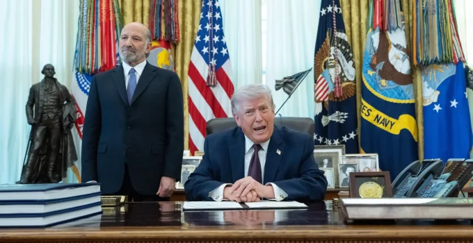 Trump afirma que "novo presidente" do Irã pediu cessar-fogo, mas Teerã nega; Estreito de Ormuz é pivô da tensão