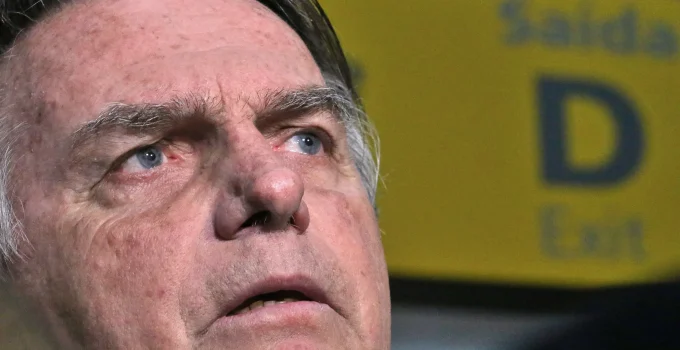 Defesa de Bolsonaro Pede Permissão para Irmão de Michelle Atuar como Cuidador Durante Prisão Domiciliar