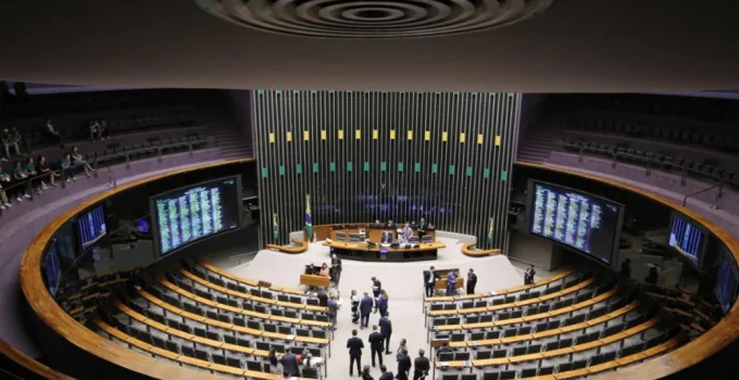 Janela Partidária 2026: PL Dispara e Ultrapassa 100 Deputados, União Brasil Lidera Perdas e Centro Ganha Força