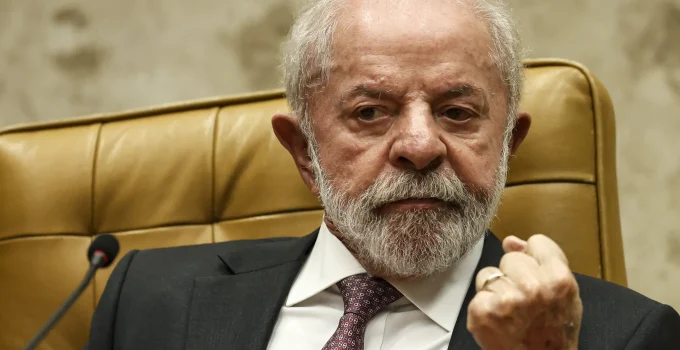 Lula critica senadores "que pensam que são Deus" e busca maioria no Congresso para governar