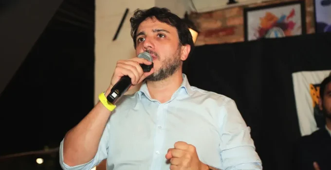 Candidatura Antissistema de Renan Santos (MBL) Desafia Ex-Governadores e Busca Ser "Terceira Força" na Corrida Presidencial