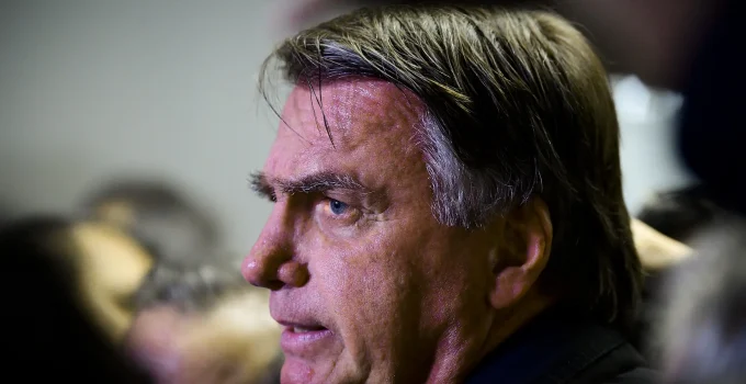Bolsonaro na mira da cirurgia: Médico informa STF sobre necessidade de procedimento no ombro em meio à recuperação de pneumonia