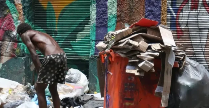 Emprego para moradores de rua: a ilusão que ignora o crack e adia a cura real