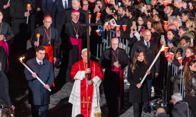 Papa Leão XIV, após carregar a cruz no Coliseu, exorta fiéis a "viver a vida como uma jornada" no amor de Cristo