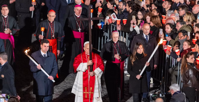 Papa Leão XIV, após carregar a cruz no Coliseu, exorta fiéis a "viver a vida como uma jornada" no amor de Cristo