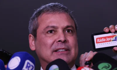 Líder do PT pede prisão de Flávio, Eduardo e Nikolas por "traição" e "atentado" contra o Brasil