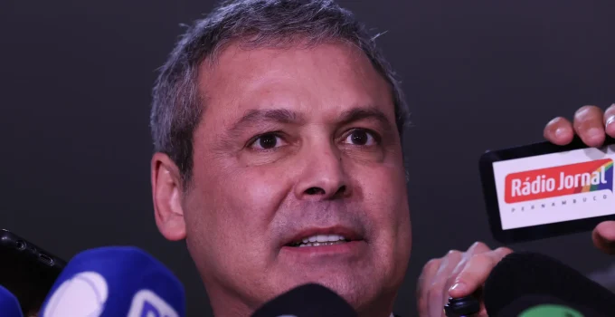 Líder do PT pede prisão de Flávio, Eduardo e Nikolas por "traição" e "atentado" contra o Brasil