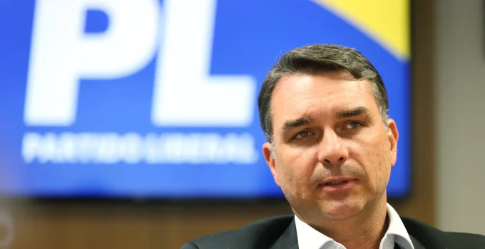 Restrição a Bolsonaro Impulsiona Flávio: Filho Assume Comando na Escolha de Candidatos ao Senado e Amplia Poder na Direita