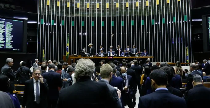 Janela Partidária 2024: PL e Centrão se Fortalecem para Eleições 2026, PT Mantém Posição e Governadores Saem para Disputa Eleitoral