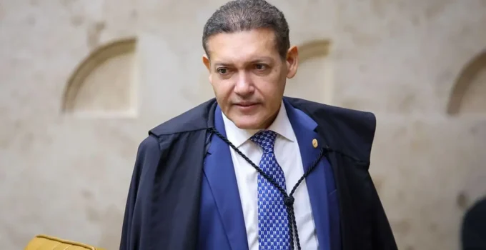 Desembargador Que Viajou com Ministro Nunes Marques Concede Liminar a Filho do Magistrado, Revela Jornal