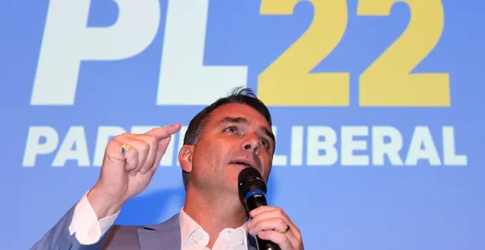 Flávio Bolsonaro Pede Paz na Direita Após Troca de Acusações entre Eduardo e Nikolas Ferreira: 'País Precisa ser Resgatado'