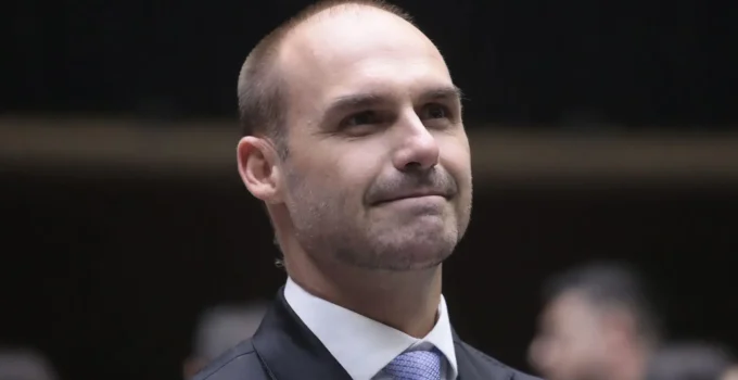 Eduardo Bolsonaro: A Estratégia de Afastar Eleitores com Insultos e Humilhação Pública em Busca de Votos para Flávio Bolsonaro