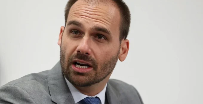 Guerra de Irmãos na Direita: Eduardo Bolsonaro Ataca Nikolas Ferreira e Prejudica Campanha de Flávio?