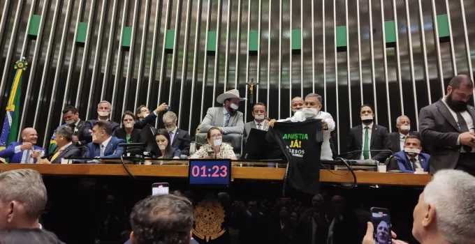 Conselho de Ética Retoma Julgamento de Deputados por Ocupação da Mesa Diretora em Protesto Político