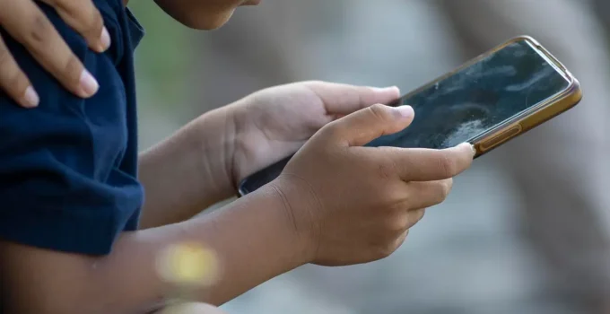 Grécia Proíbe Menores de 15 Anos de Usar Redes Sociais a Partir de 2027: Entenda os Motivos e o Impacto Mundial