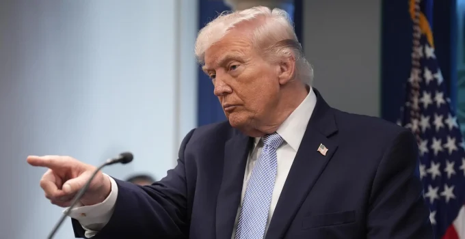 Trump Ameaça Irã com Tarifa de 50% para Países que Enviarem Armas; Negociações de Paz Avançam com Pontos Acordados
