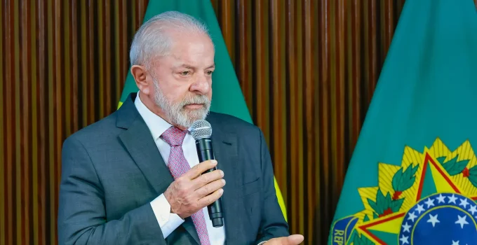 Lula em Campanha: Presidente Tenta Frear Queda de Aprovação com Imagem de "Antissistema" e Ataques a Elites