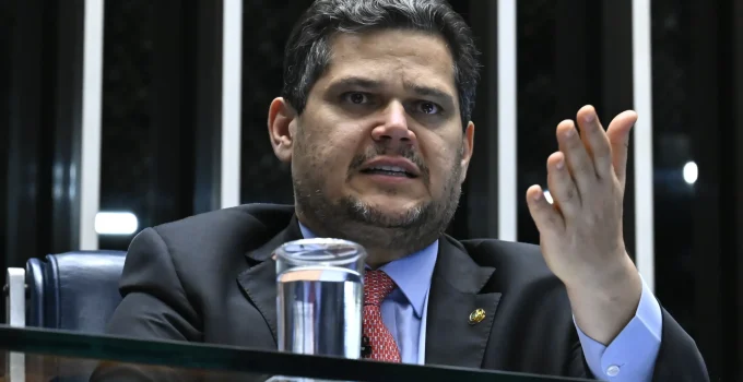 Alcolumbre define data para votar veto de Lula ao PL da dosimetria: Sessão conjunta em 30 de abril pode reduzir pena de Bolsonaro