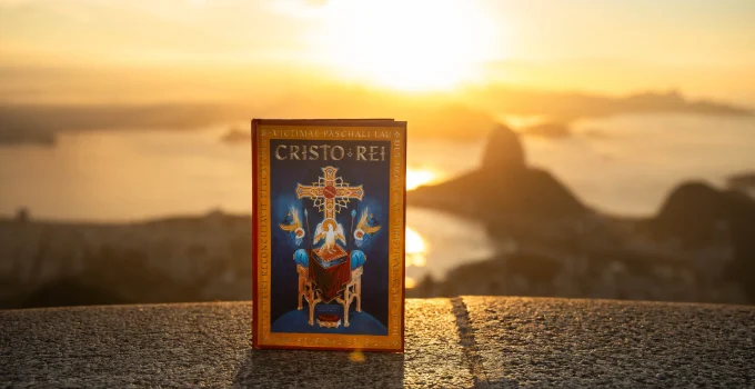 Cristo Redentor se torna palco para lançamento de box especial da Minha Biblioteca Católica, celebrando fé e tradição em meio à beleza icônica