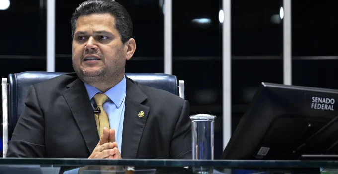Alcolumbre e STF Freiam CPIs: Caso Master Sofre Contenção Política em Ano Eleitoral