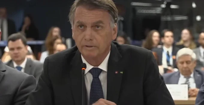 Jair Bolsonaro sofre traumatismo craniano leve após queda em cela da PF; entenda o estado de saúde e os próximos passos
