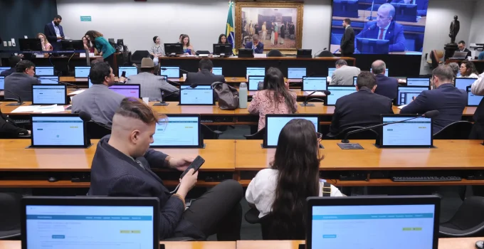 CCJ da Câmara Aumenta Penas para Criminosos Organizados: Novas Regras para Combater Facções Poderosas