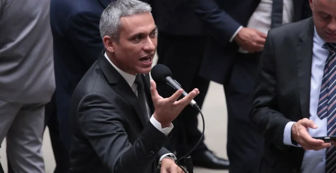 TJDFT condena Gustavo Gayer a pagar R$ 20 mil a Gleisi Hoffmann e Lindbergh Farias por postagem misógina e de cunho sexual