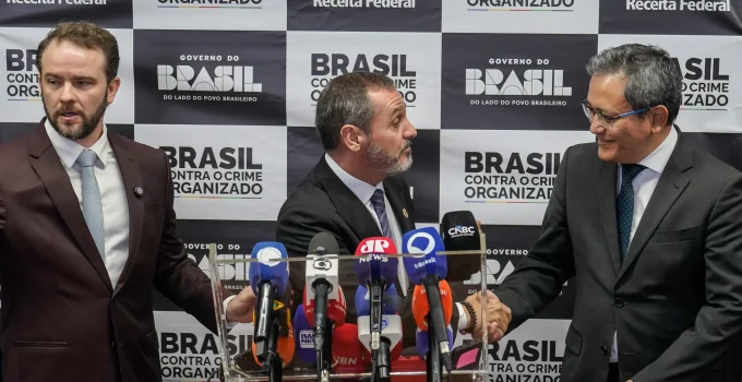 Brasil e EUA unem forças em acordo histórico contra tráfico de armas e drogas, mirando na Tríplice Fronteira