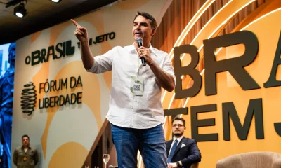 Flávio Bolsonaro promete revisar reforma tributária e defende impeachment de ministros do STF em sabatina