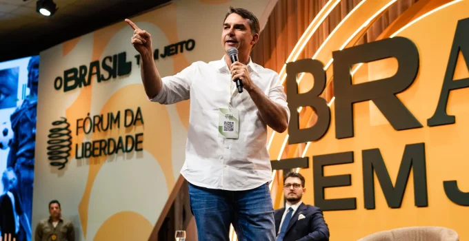 Flávio Bolsonaro promete revisar reforma tributária e defende impeachment de ministros do STF em sabatina