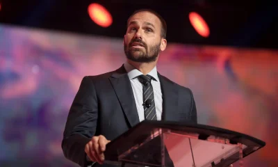 Eduardo Bolsonaro planeja retorno ao Brasil em 2027 se Flávio for eleito presidente: "tempo de gestação"