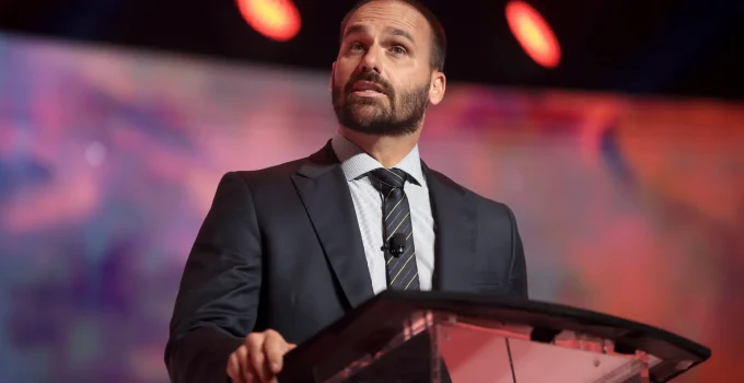 Eduardo Bolsonaro planeja retorno ao Brasil em 2027 se Flávio for eleito presidente: "tempo de gestação"