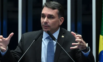 Flávio Bolsonaro promete "subir a rampa" com Bolsonaro e "perseguidos" se vencer eleição e "zerar o jogo"