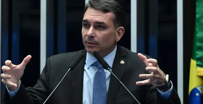 Flávio Bolsonaro promete "subir a rampa" com Bolsonaro e "perseguidos" se vencer eleição e "zerar o jogo"