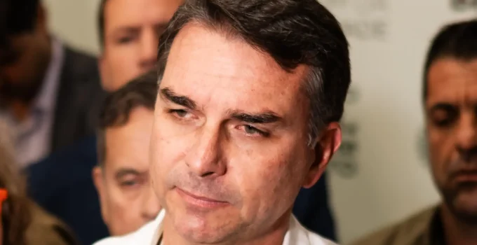 Flávio Bolsonaro Detona Lula: "Juros Altos e Dívidas Recordes são Culpa do Governo!"