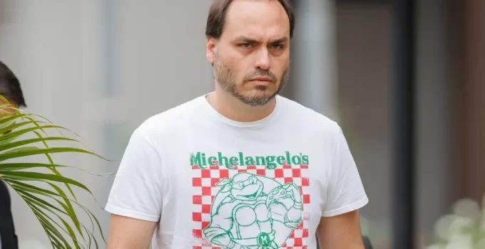 Carlos Bolsonaro Relata Queda de Jair Bolsonaro na PF: Hematoma, Sangramento e Desorientação Após Acidente na Cela