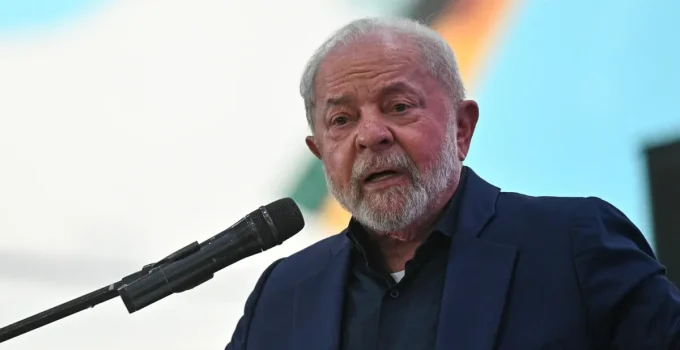 Lula se Preocupa com Pesquisas e Menciona Bolsonaro, Ajudando Flávio, enquanto Governo Enfrenta Desafios na Câmara
