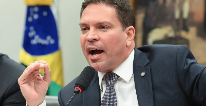 Alexandre Ramagem é Preso nos EUA Após Meses de Monitoramento da PF por Uso de Passaporte Cancelado