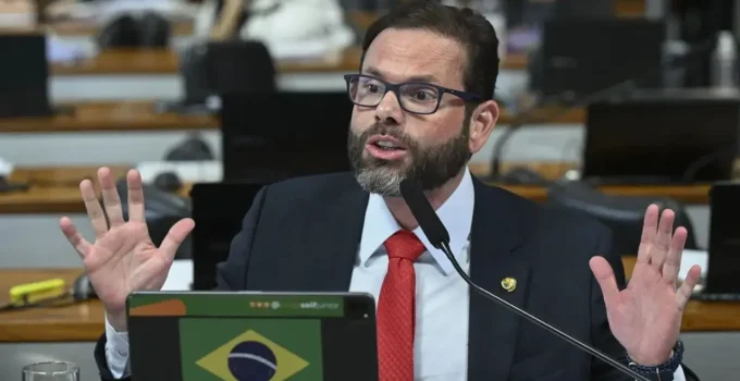Senador Pede Asilo Político para Ramagem nos EUA: Acusado de Atos de 8 de Janeiro Busca Refúgio nos Estados Unidos