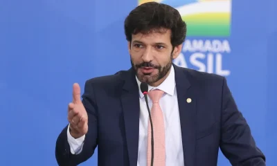 Felipe Neto Consegue Bloqueio de Contas de Ex-Ministro de Bolsonaro em Ação por Dívida de R$ 100 Mil