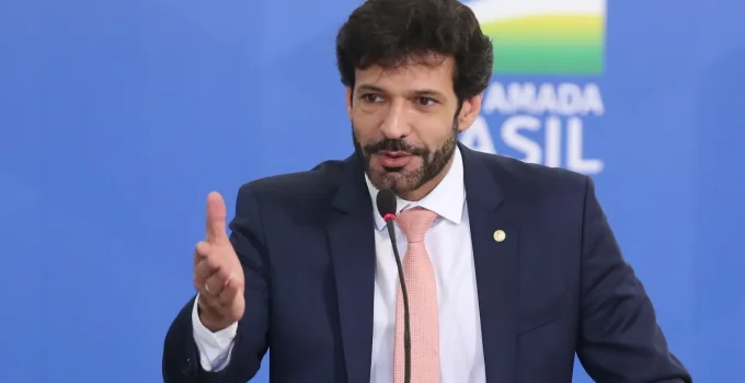 Felipe Neto Consegue Bloqueio de Contas de Ex-Ministro de Bolsonaro em Ação por Dívida de R$ 100 Mil