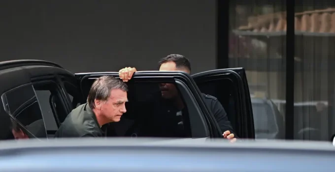 Defesa de Bolsonaro pede transferência urgente para hospital após acidente em cela; Moraes decide.