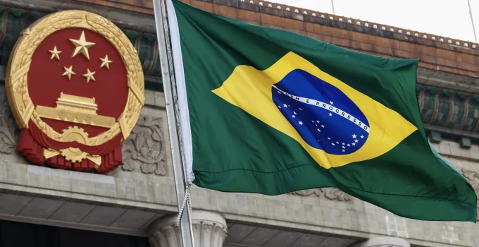 Xi e Trump em Rinha no Brasil: China Investe Pesado em Infraestrutura, EUA Exige Minerais e Segurança