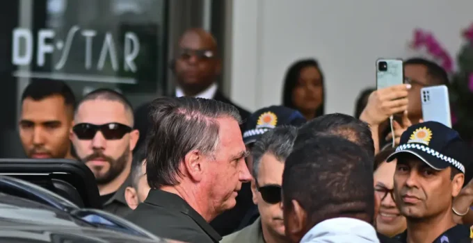 Bolsonaro bate a cabeça e pode ir a hospital; Michelle pede orações e PF muda versão sobre transferência