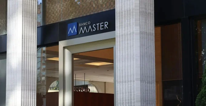 Escândalo Banco Master: Influenciador Prometia Dinheiro para Desmoralizar BC, Revela Jornal